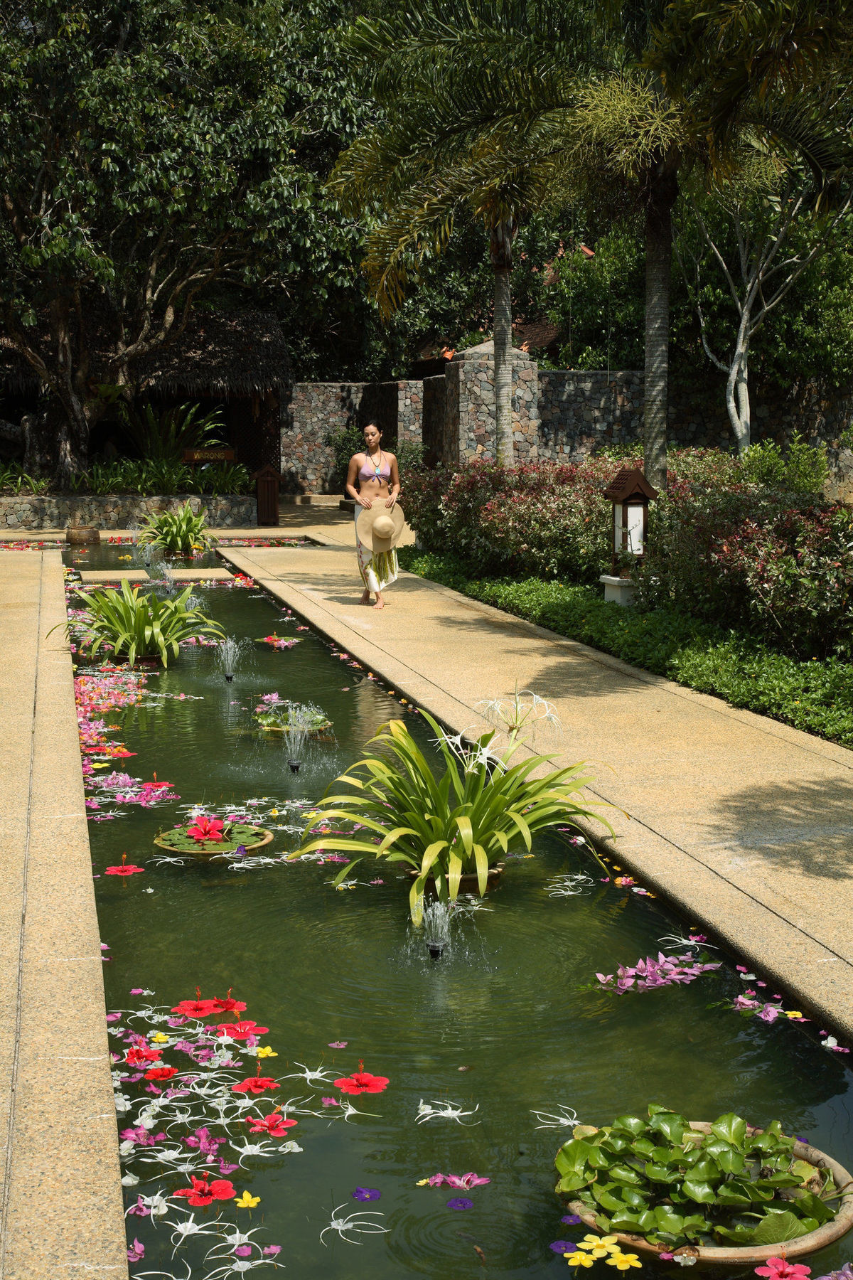 Tanjong Jara Resort, Terengganu - A Small Luxury Hotels Of The World Дунгун Екстериор снимка A Thai woman in traditional dress