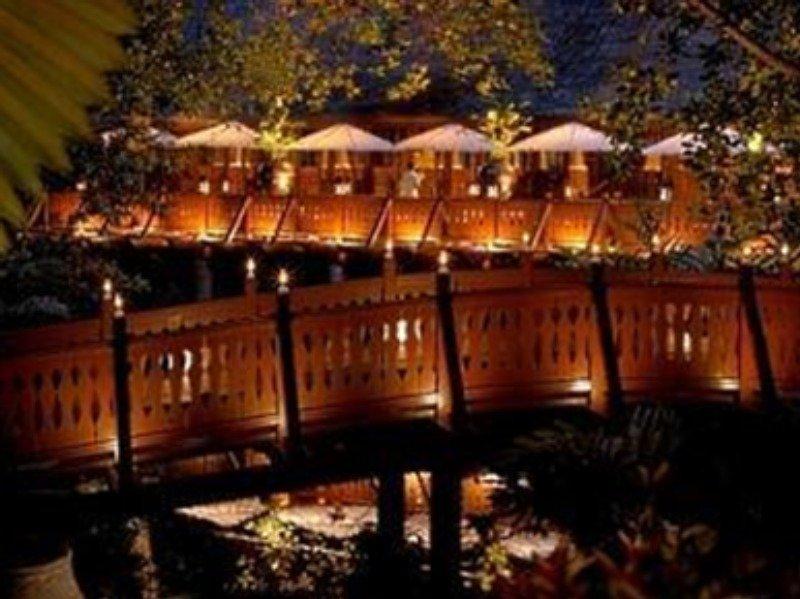 Tanjong Jara Resort, Terengganu - A Small Luxury Hotels Of The World Дунгун Екстериор снимка The restaurant at night